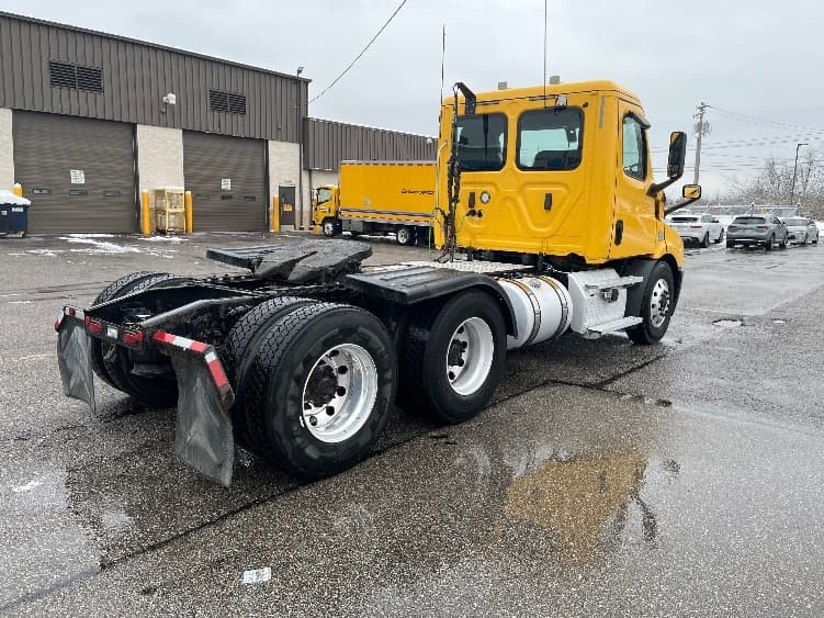 2020 Freightliner Cascadia — photo 7