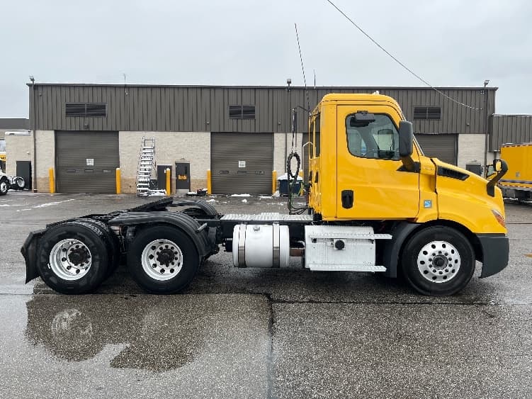 2020 Freightliner Cascadia — photo 8