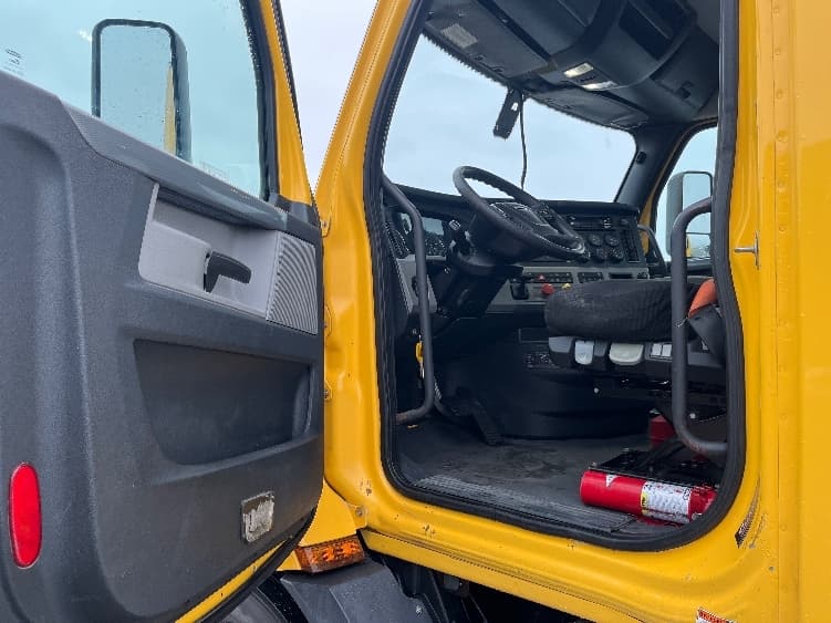 2020 Freightliner Cascadia — photo 9