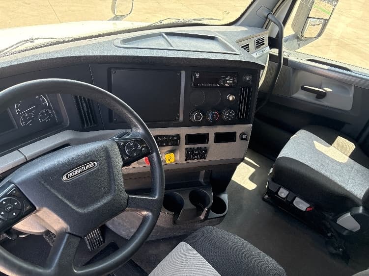 2020 Freightliner Cascadia — photo 10
