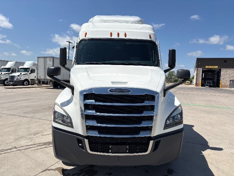 2020 Freightliner Cascadia — photo 2
