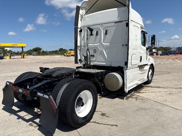 2020 Freightliner Cascadia — photo 7
