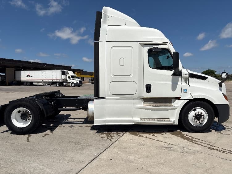 2020 Freightliner Cascadia — photo 8