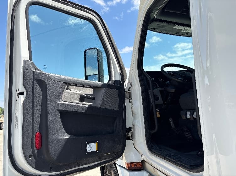 2020 Freightliner Cascadia — photo 9