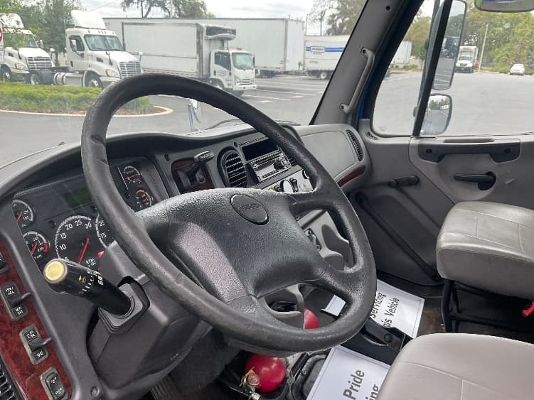 2020 Freightliner M2 106 — photo 10