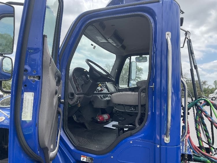 2020 Freightliner M2 106 — photo 9