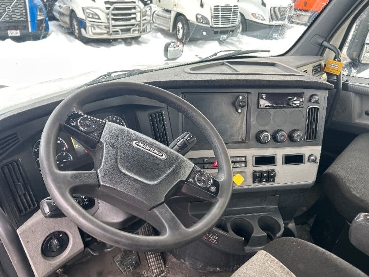 2020 Freightliner Cascadia — photo 10