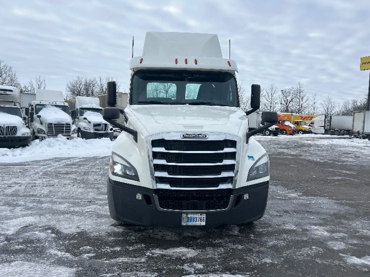 2020 Freightliner Cascadia — photo 2