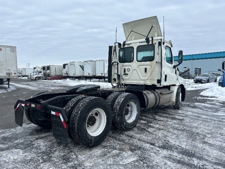 2020 Freightliner Cascadia — photo 7