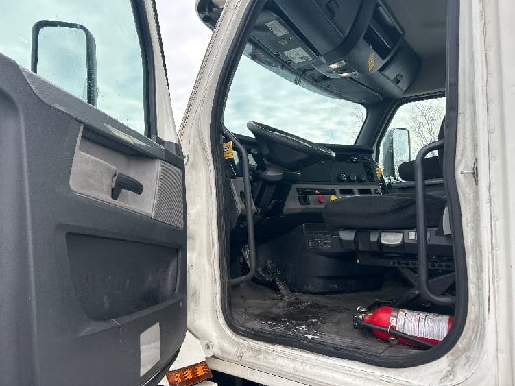 2020 Freightliner Cascadia — photo 9