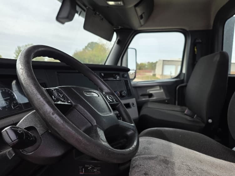2020 Freightliner Cascadia — photo 10