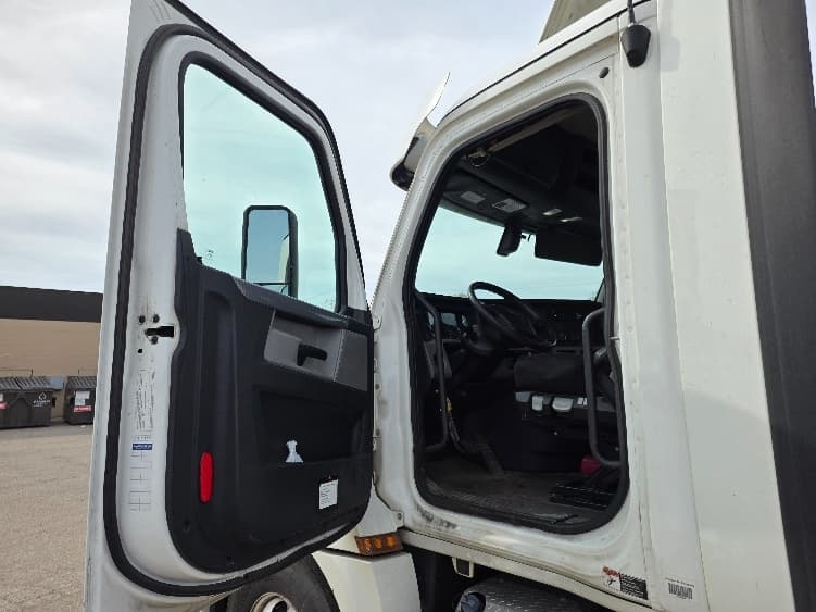 2020 Freightliner Cascadia — photo 9