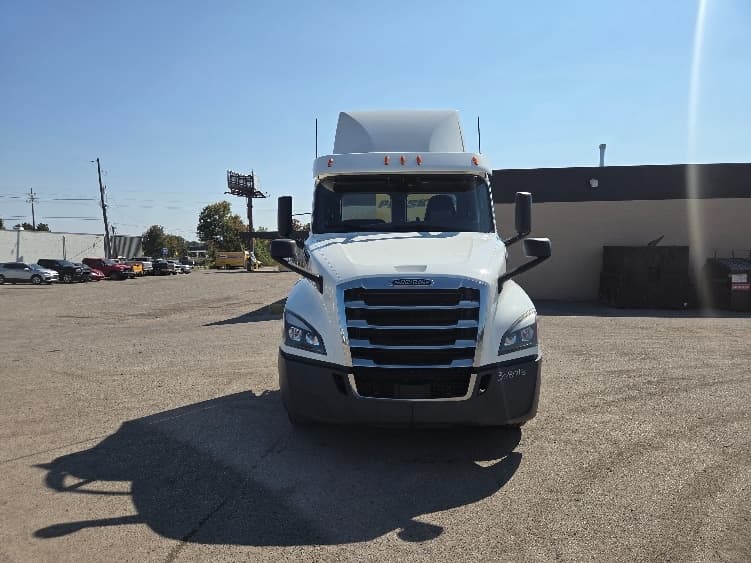 2020 Freightliner Cascadia — photo 2