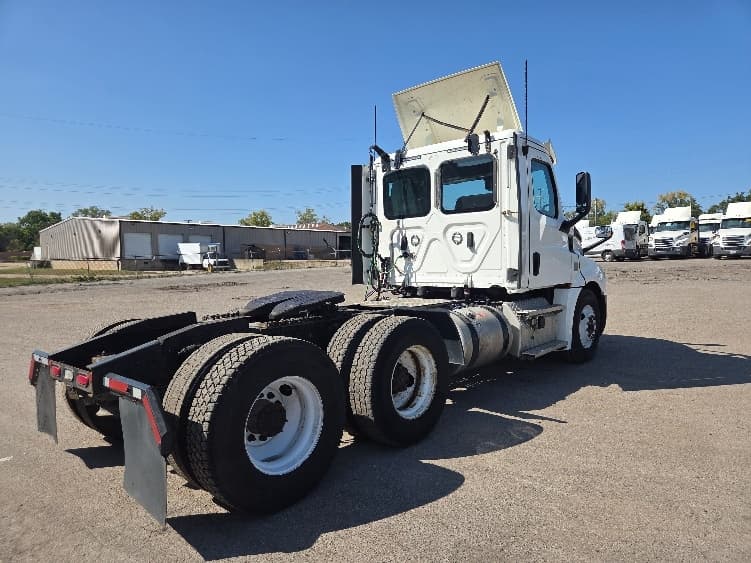 2020 Freightliner Cascadia — photo 7