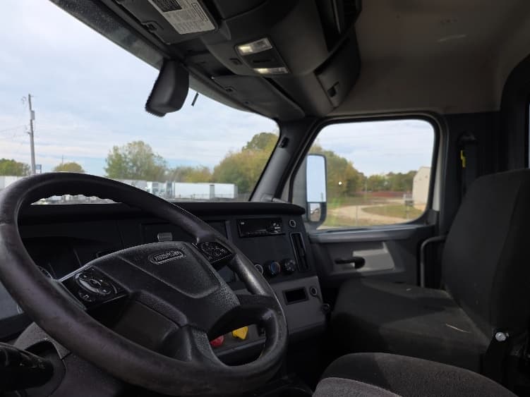 2020 Freightliner Cascadia — photo 10
