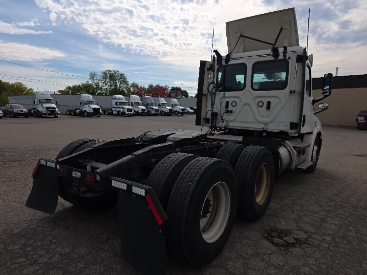 2020 Freightliner Cascadia — photo 7