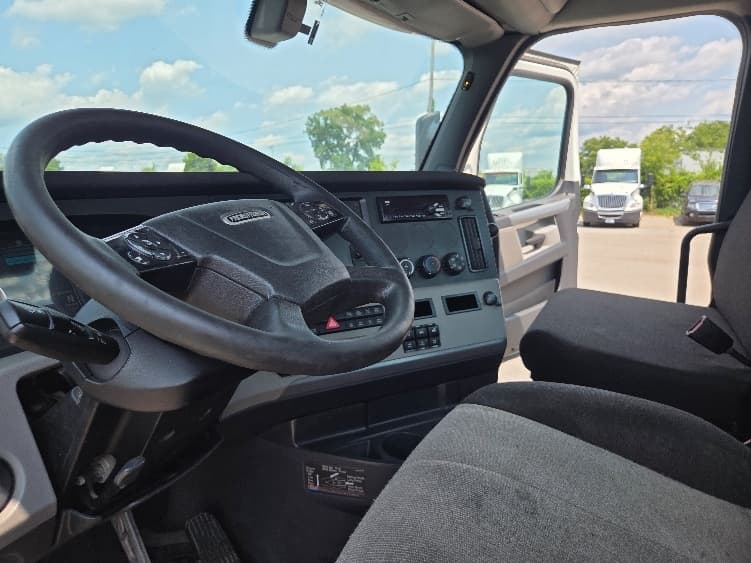 2020 Freightliner Cascadia — photo 10
