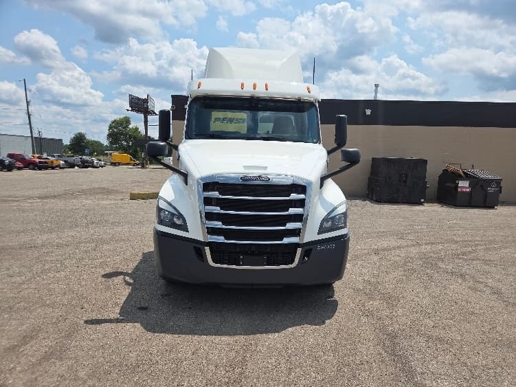 2020 Freightliner Cascadia — photo 2