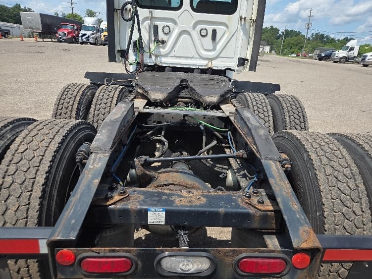 2020 Freightliner Cascadia — photo 6