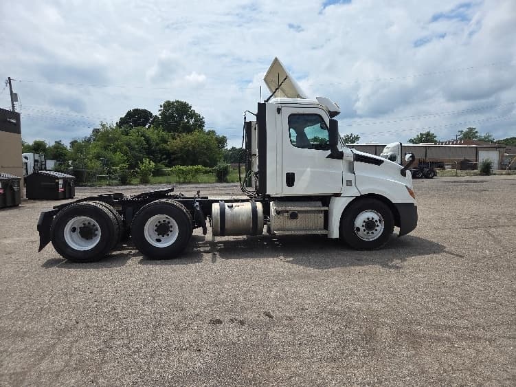 2020 Freightliner Cascadia — photo 8