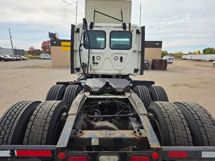 2020 Freightliner Cascadia — photo 6