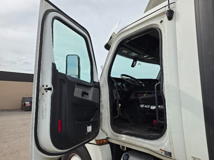 2020 Freightliner Cascadia — photo 9