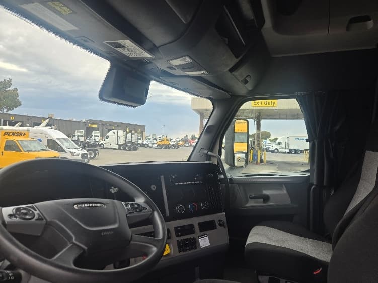 2022 Freightliner Cascadia — photo 10