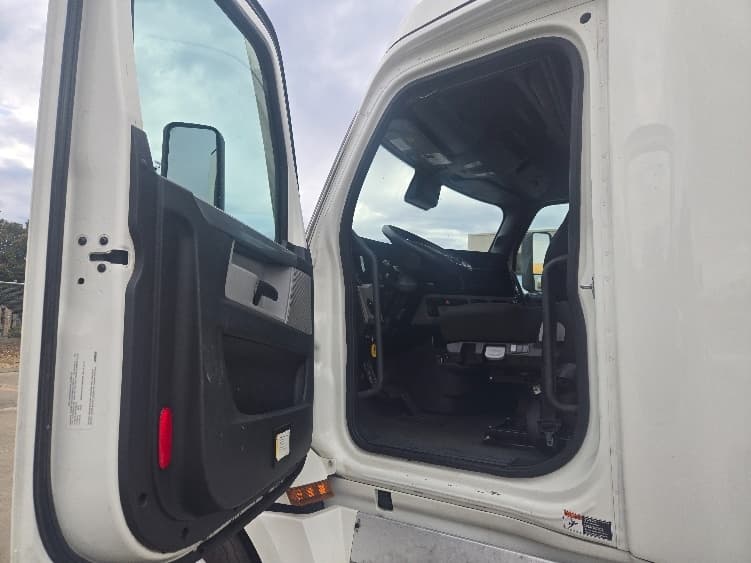 2022 Freightliner Cascadia — photo 9