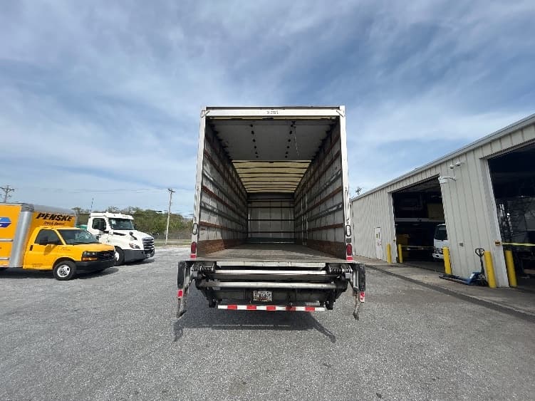 2018 Freightliner M2 106 — photo 8