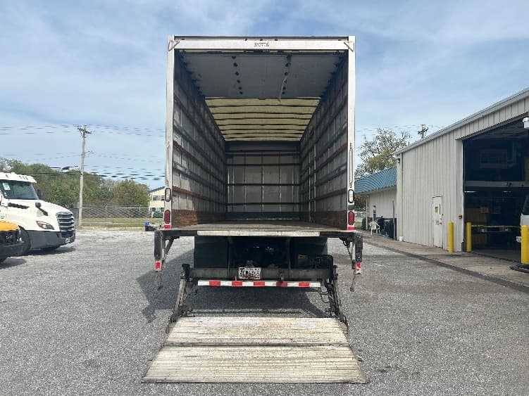 2018 Freightliner M2 106 — photo 9