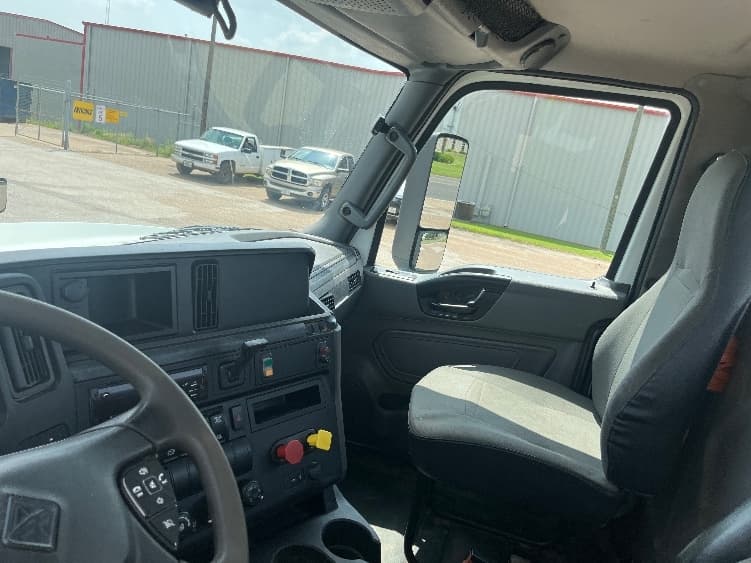 2018 International LT — photo 10