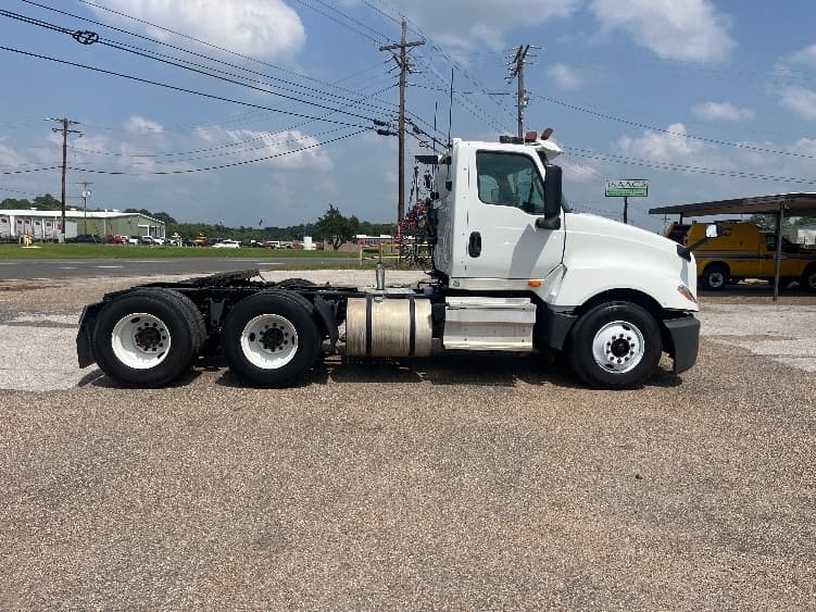 2018 International LT — photo 8