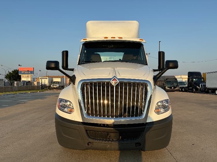 2018 International LT — photo 2