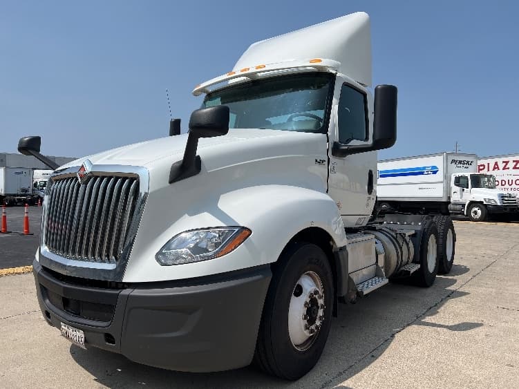 2018 International LT — photo 3