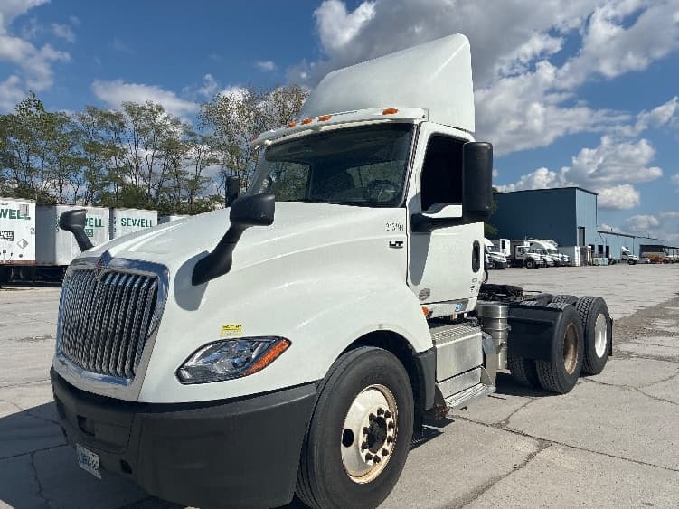 2018 International LT — photo 3