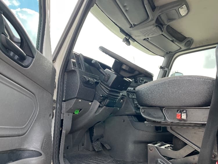 2018 International LT — photo 9