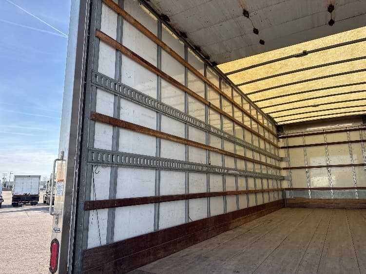 2018 Freightliner M2 106 — photo 10