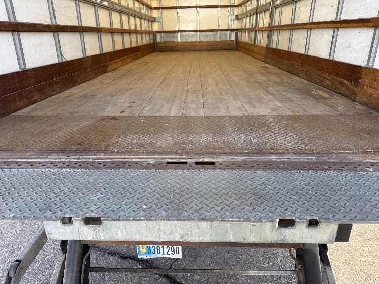 2018 Freightliner M2 106 — photo 9