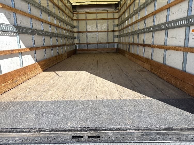 2018 Freightliner M2 106 — photo 10