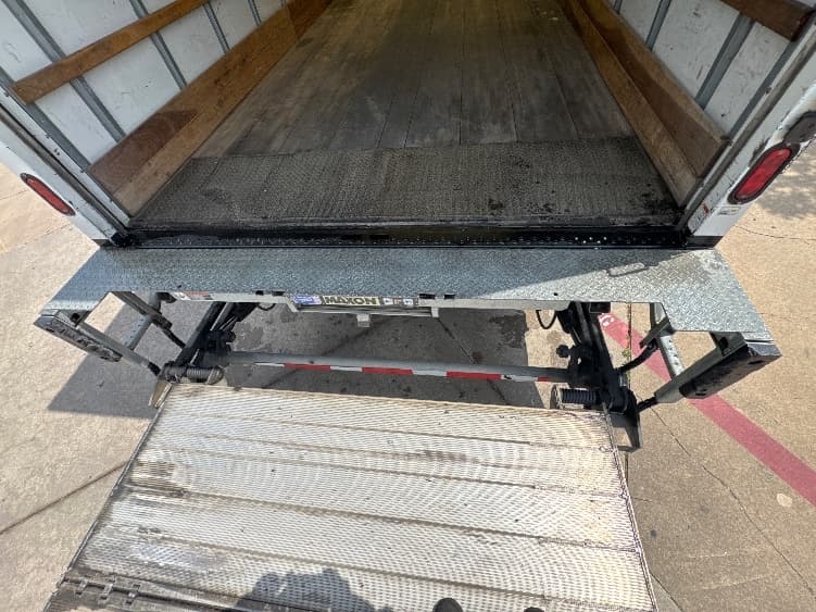 2018 Freightliner M2 106 — photo 10