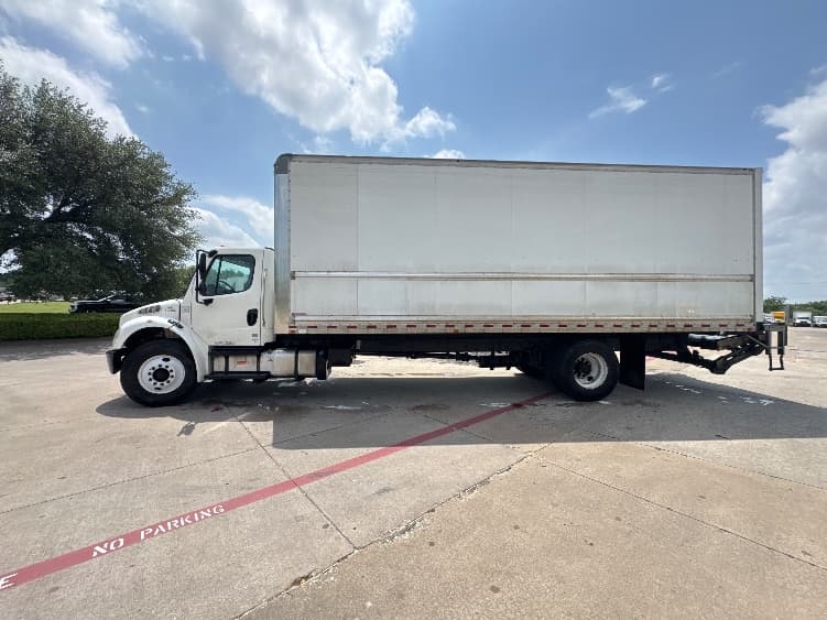 2018 Freightliner M2 106 — photo 4