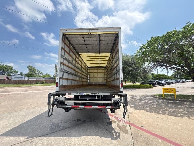 2018 Freightliner M2 106 — photo 8