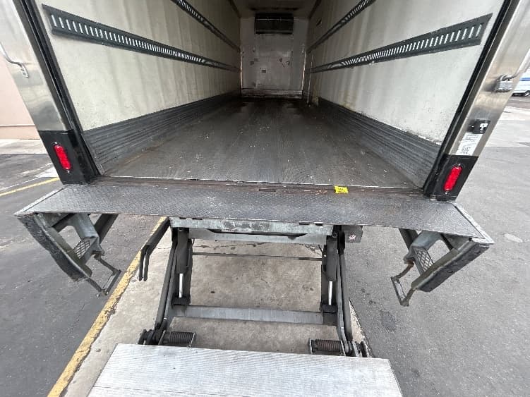 2018 Freightliner M2 106 — photo 10