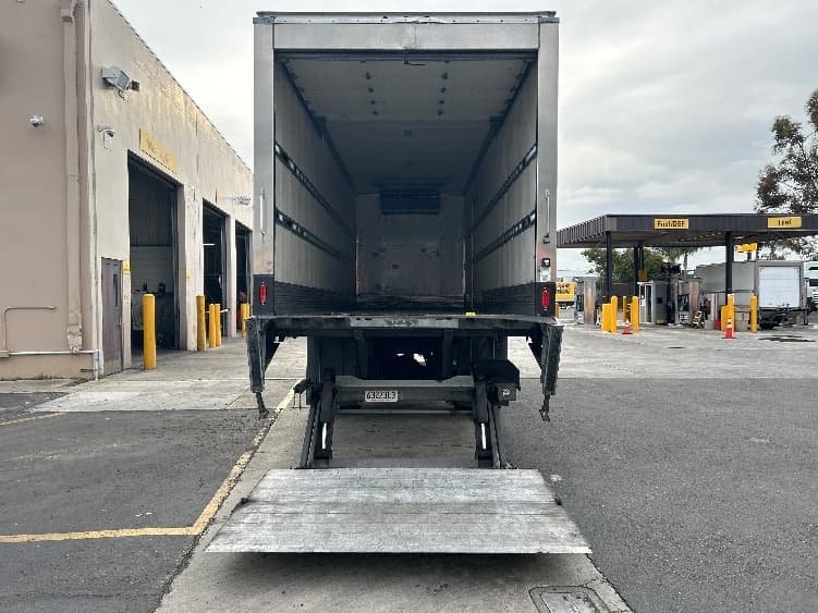 2018 Freightliner M2 106 — photo 9