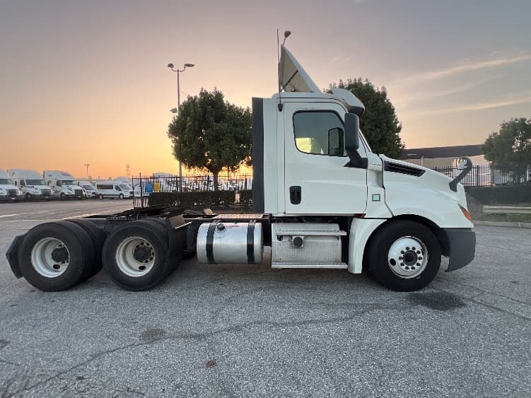 2018 Freightliner Cascadia — photo 8