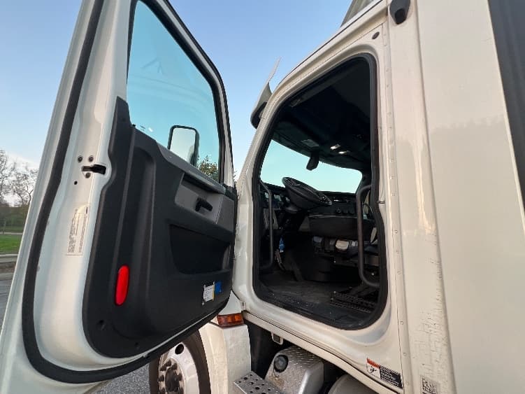 2018 Freightliner Cascadia — photo 9