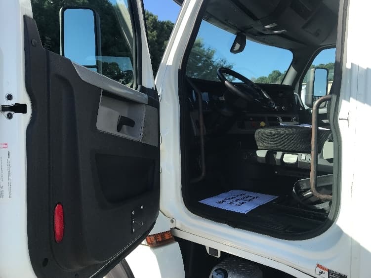 2018 Freightliner Cascadia — photo 9