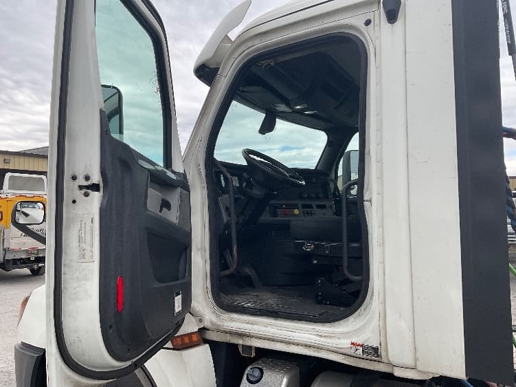 2018 Freightliner Cascadia — photo 9