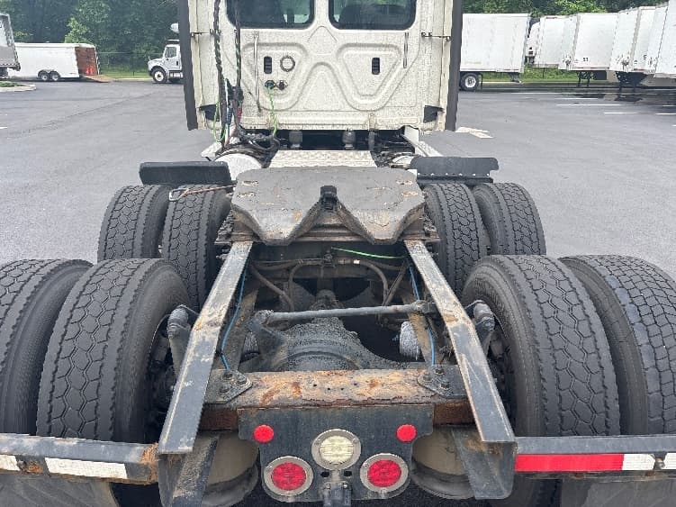 2018 Freightliner Cascadia — photo 6