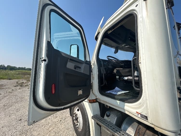 2018 Freightliner Cascadia — photo 9